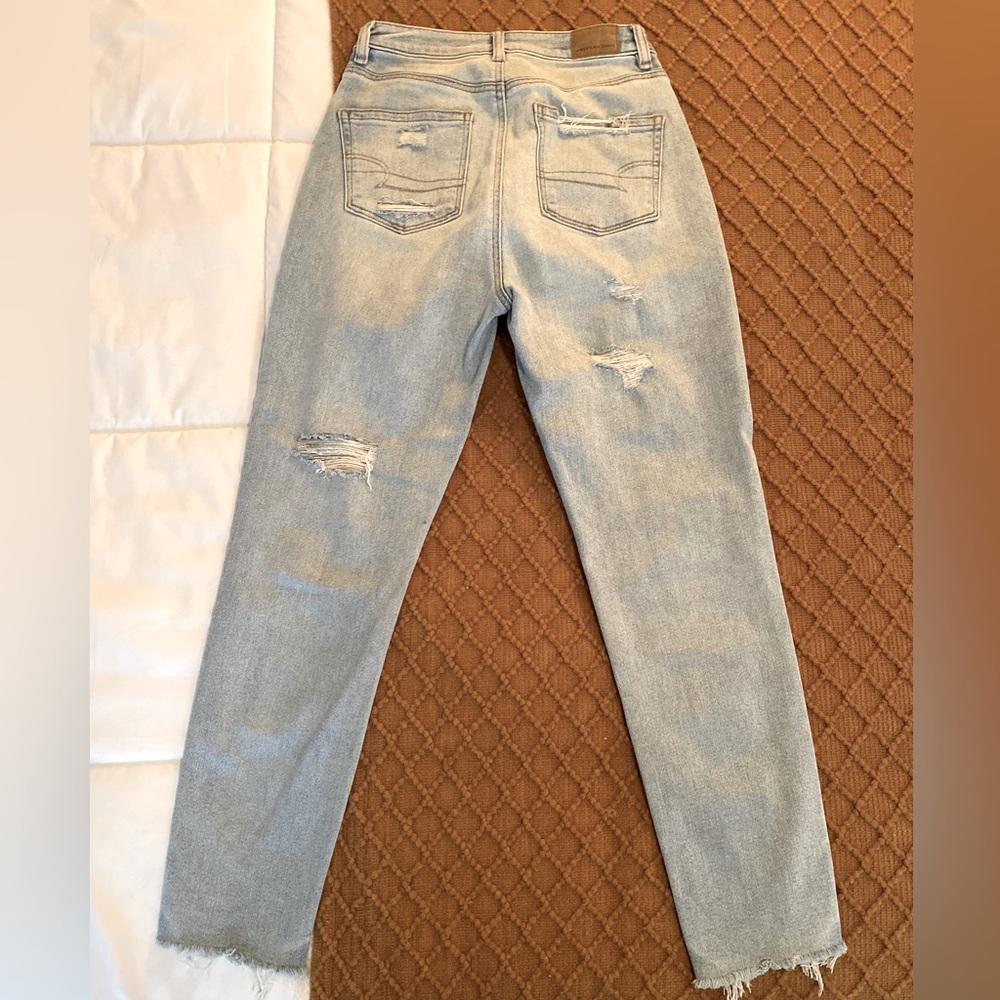 American Eagle Women’s Size 0 High Waisted Light Wash Distressed Jeans - Picture 2 of 2